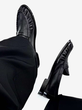 Schwarze Penny Loafer mit runder Spitze und Raffung