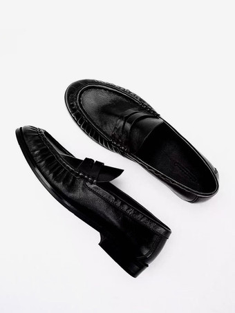 Schwarze Penny Loafer mit runder Spitze und Raffung