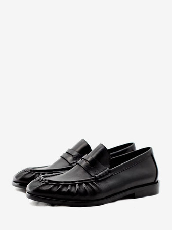 SchwarzSchwarze Penny Loafer mit runder Spitze und Raffung