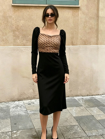 Schwarzes figurbetontes Midikleid mit Polka-Dots Mesh-Einsatz eckigem Ausschnitt Puffärmeln und Schleife am Rücken sowie Schlitz.