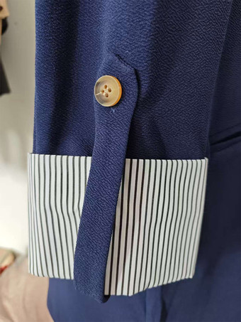 Damenblazer mit Revers offener Vorderseite hochkrempelbaren Ärmeln gestreiften Bündchen lässigem Business-Stil und Taschen