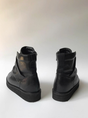 Schwarze Freizeitschuhe runde Zehenpartie geraffte Plateau-Stiefeletten