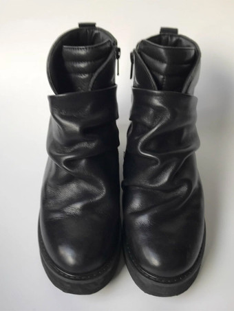 Schwarze Freizeitschuhe runde Zehenpartie geraffte Plateau-Stiefeletten