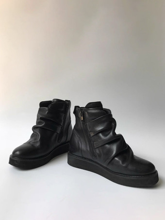 Schwarze Freizeitschuhe runde Zehenpartie geraffte Plateau-Stiefeletten