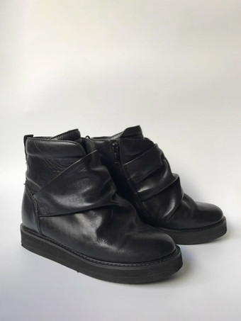 Schwarze Freizeitschuhe runde Zehenpartie geraffte Plateau-Stiefeletten