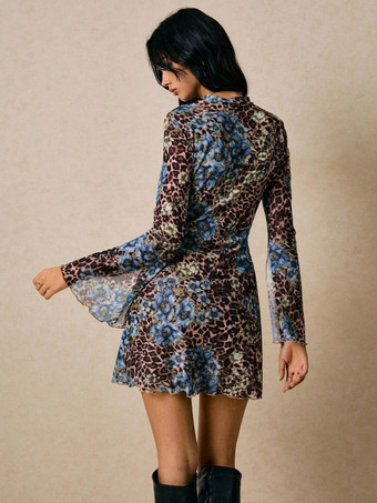 Alltagstaugliches Minikleid mit Blumen- und Leopardenmuster hohem Kragen Schlitz ausgestellten Ärmeln schmaler Passform und Rüschensaum – ein lässiges Herbstkleid