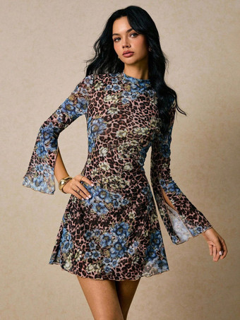 Alltagstaugliches Minikleid mit Blumen- und Leopardenmuster hohem Kragen Schlitz ausgestellten Ärmeln schmaler Passform und Rüschensaum – ein lässiges Herbstkleid