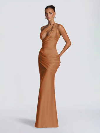 Brick rougeRobe de soirée plissée longue en satin soyeux à encolure travaillée et élastique idéale pour les fêtes formelles.