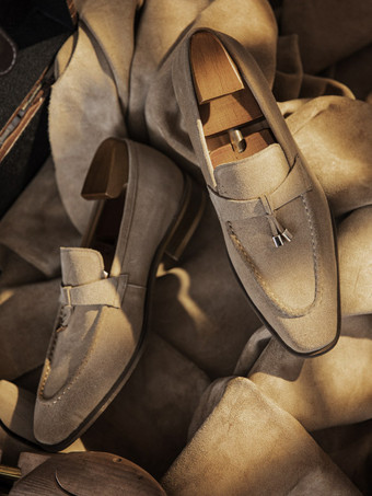 Mocasines clásicos de ante con borlas y detalles metálicos para hombre