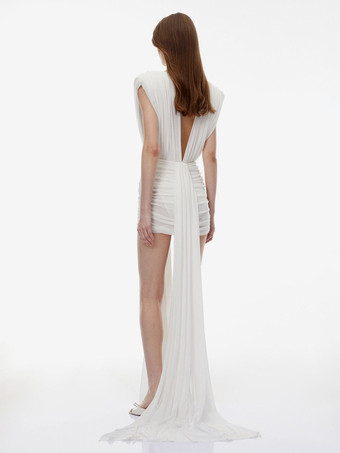 Weißes rückenfreies tief ausgeschnittenes gerafftes Minikleid mit figurbetonter Silhouette – perfekt für Cocktailpartys