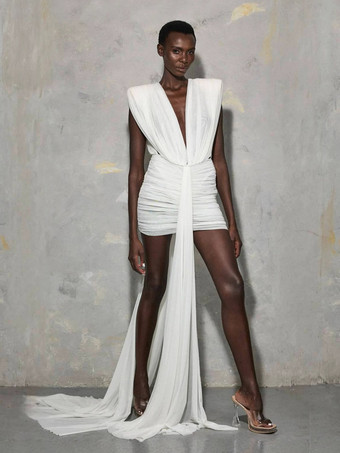 Weißes rückenfreies tief ausgeschnittenes gerafftes Minikleid mit figurbetonter Silhouette – perfekt für Cocktailpartys