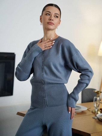 Zweiteiliges braunes Strickset für Damen: Cardigan mit Rundhalsausschnitt und Knöpfen Hose mit weitem Bein