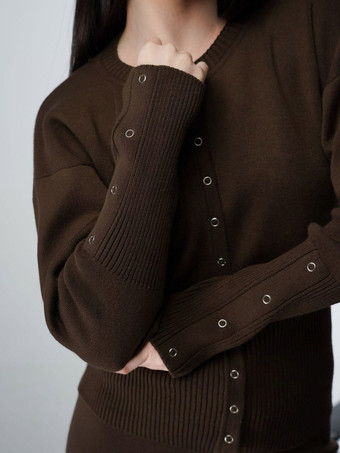 Zweiteiliges braunes Strickset für Damen: Cardigan mit Rundhalsausschnitt und Knöpfen Hose mit weitem Bein