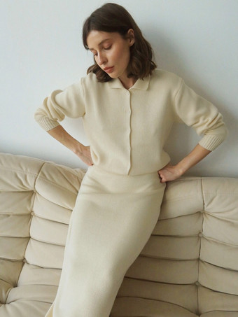 Aprikosenfarbenes zweiteiliges Strick-Set für Damen: Cardigan mit Polokragen und Knopfleiste Midirock und Anzug
