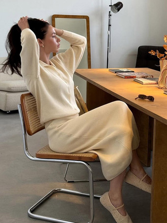 Aprikosenfarbenes zweiteiliges Strick-Set für Damen: Cardigan mit Polokragen und Knopfleiste Midirock und Anzug