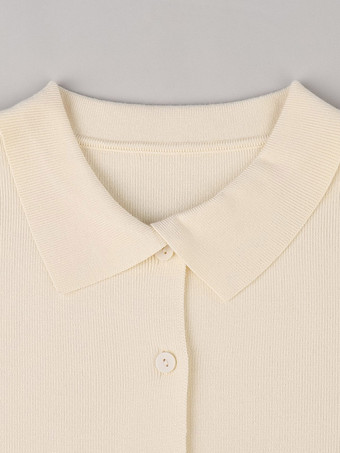 Aprikosenfarbenes zweiteiliges Strick-Set für Damen: Cardigan mit Polokragen und Knopfleiste Midirock und Anzug
