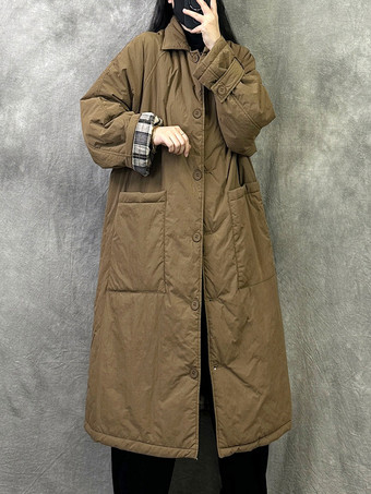 Brauner gesteppter langer Damenmantel mit Hemdkragen kariertem Futter und Oversize-Schnitt