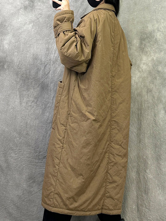 Brauner gesteppter langer Damenmantel mit Hemdkragen kariertem Futter und Oversize-Schnitt