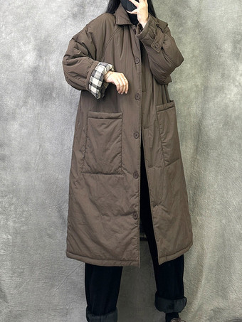 Brauner gesteppter langer Damenmantel mit Hemdkragen kariertem Futter und Oversize-Schnitt