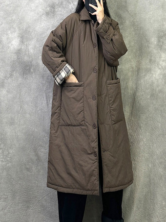 Brauner gesteppter langer Damenmantel mit Hemdkragen kariertem Futter und Oversize-Schnitt