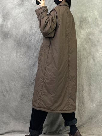 Brauner gesteppter langer Damenmantel mit Hemdkragen kariertem Futter und Oversize-Schnitt