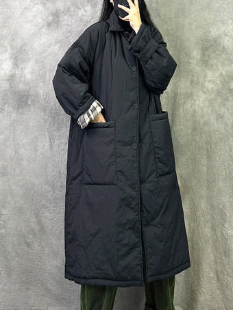 Brauner gesteppter langer Damenmantel mit Hemdkragen kariertem Futter und Oversize-Schnitt