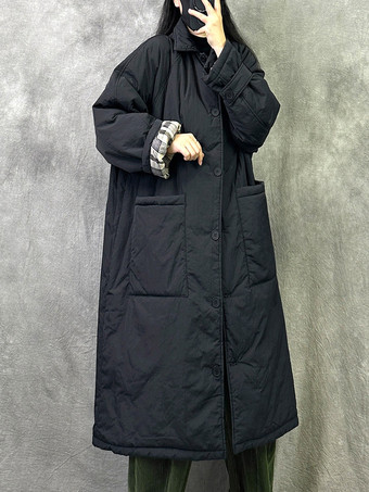 Brauner gesteppter langer Damenmantel mit Hemdkragen kariertem Futter und Oversize-Schnitt
