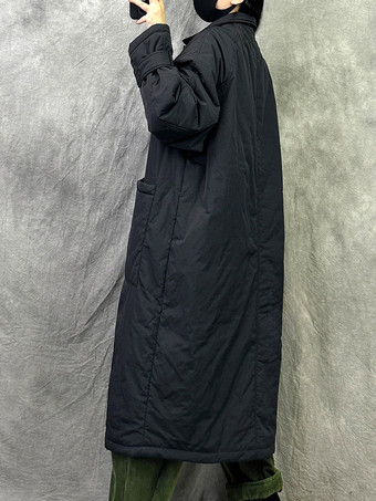 Brauner gesteppter langer Damenmantel mit Hemdkragen kariertem Futter und Oversize-Schnitt