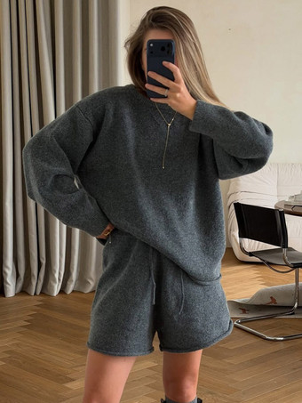 Zweiteiliges graues Strick-Set für Damen: Oversize-Pullover mit Rundhalsausschnitt und Shorts