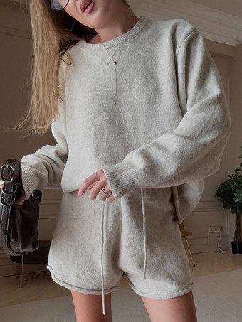 Zweiteiliges graues Strick-Set für Damen: Oversize-Pullover mit Rundhalsausschnitt und Shorts