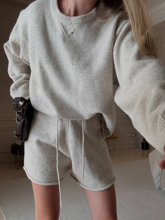 Aprikose  Zweiteiliges graues Strick-Set für Damen: Oversize-Pullover mit Rundhalsausschnitt und Shorts