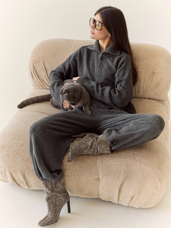 Dunkelgraues Strick-Loungewear-Set für Damen: Zweiteiliges Outfit mit Hose mit halbem Reißverschluss und weitem Bein