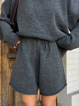 Zweiteiliges graues Strick-Set für Damen: Oversize-Pullover mit Rundhalsausschnitt und Shorts