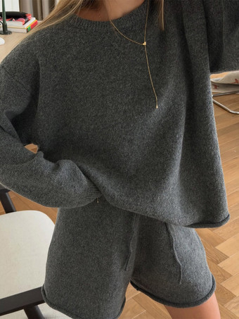 Zweiteiliges graues Strick-Set für Damen: Oversize-Pullover mit Rundhalsausschnitt und Shorts