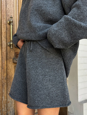 Zweiteiliges graues Strick-Set für Damen: Oversize-Pullover mit Rundhalsausschnitt und Shorts