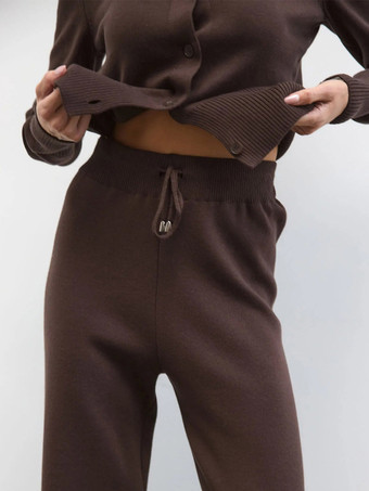 Zweiteiliges braunes Strickset für Damen: Cardigan mit Rundhalsausschnitt und Knöpfen Hose mit weitem Bein