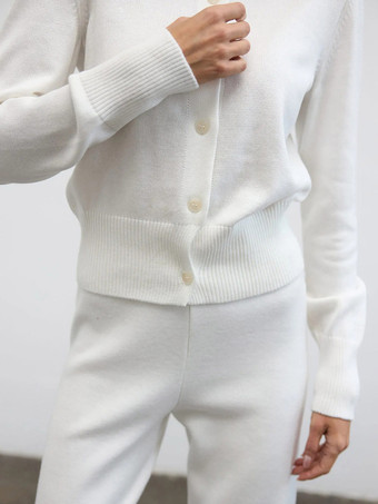 Zweiteiliges braunes Strickset für Damen: Cardigan mit Rundhalsausschnitt und Knöpfen Hose mit weitem Bein