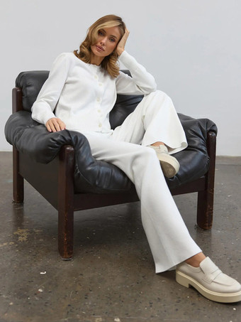 Zweiteiliges braunes Strickset für Damen: Cardigan mit Rundhalsausschnitt und Knöpfen Hose mit weitem Bein