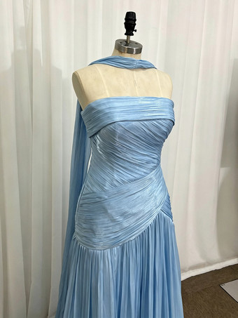 スカイブルーのイブニングドレス、シースシルエット、ストラップレス、トレーン付き、ノースリーブ、ジッパー開閉、プリーツ入り、シフォン素材、パーティードレス