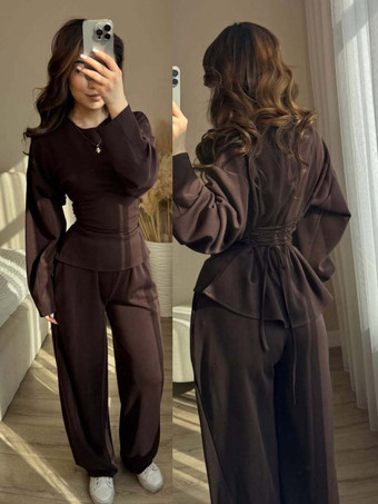 Marrone Completo da donna a due pezzi: top a maniche lunghe con coulisse in vita e pantaloni a gamba larga.