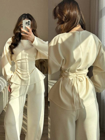 GialloCompleto da donna a due pezzi: top a maniche lunghe con coulisse in vita e pantaloni a gamba larga.
