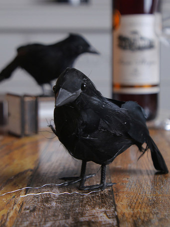 ブラック ハロウィン用フェイクフェザーのカラスフィギュア、黒いカラスの卓上装飾、写真撮影用小道具