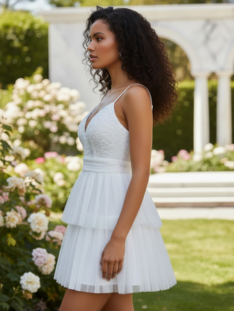 2026年のパーティーにぴったりな、花柄のホワイトVネックミニスリップドレス