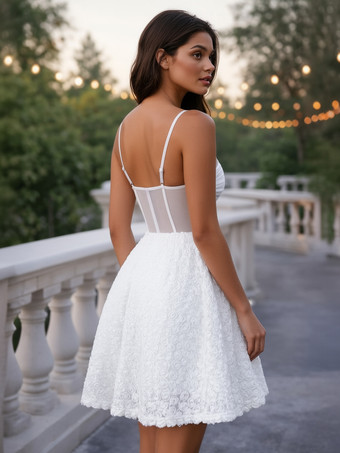 花飾りとシースルーウエストが特徴のホワイトミニスリップドレス 2026