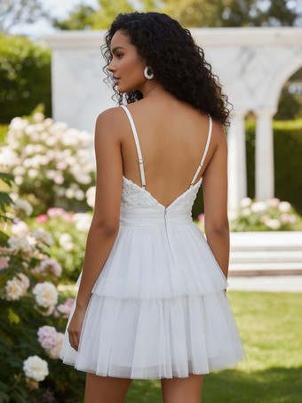 2026年のパーティーにぴったりな、花柄のホワイトVネックミニスリップドレス