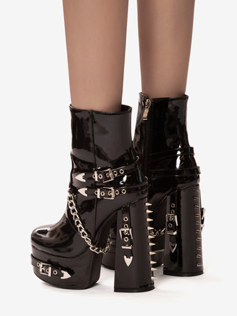 Botines punk con detalle de metal y punta redonda de charol negro