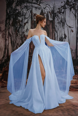 スカイブルー ゴシックブラックウェディングドレス、レースAライン、ロングスリーブ、ナチュラルウエスト、ティアードトレーン付きブライダルドレス