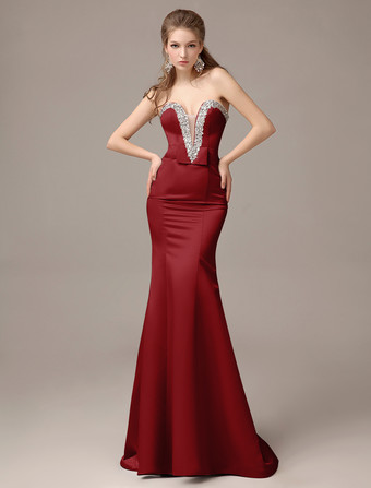 Color borgoñaVestido de noche de satén con escote en corazón