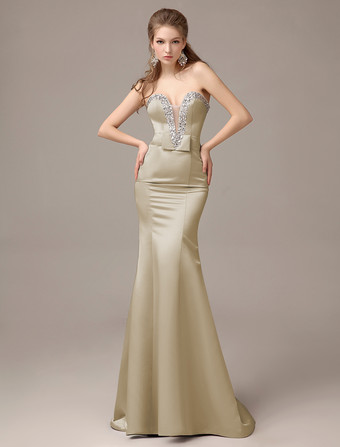 Color champañaVestido de noche de satén con escote en corazón