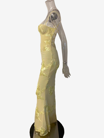 バターイエローの花柄刺繍スパゲッティストラップシースロングプロムドレス（レディース 2026年）